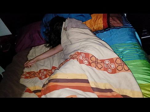 ❤️ Vicfilo kritikante sian junan duonpatrinon dum ŝi dormas. ️ Pornvideo ĉe ni